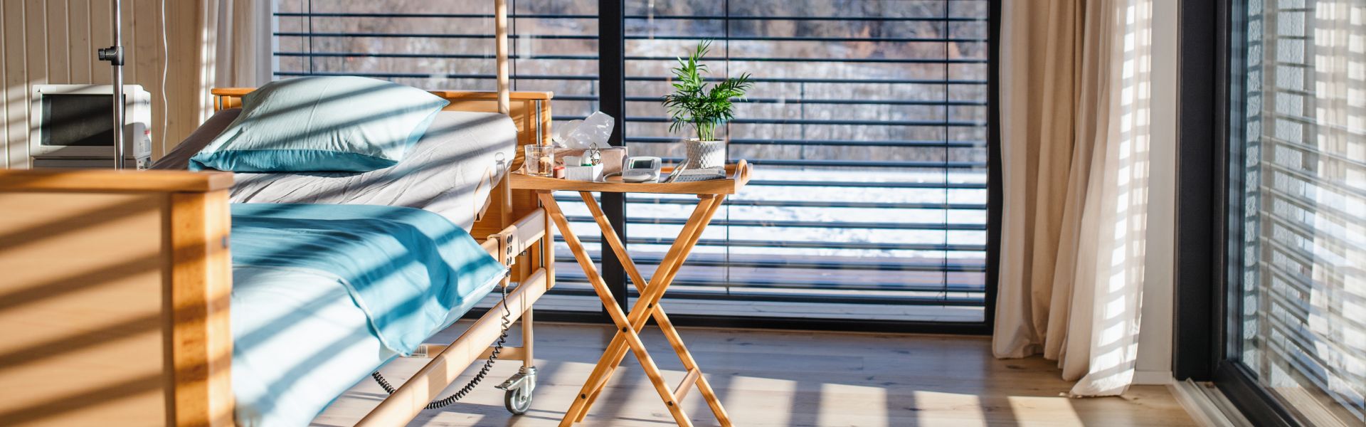 Zimmer_in_einer_Pflegeeinrichtung_mit_Pflegebett_und_medizinischen_Gera__tschaften_Header